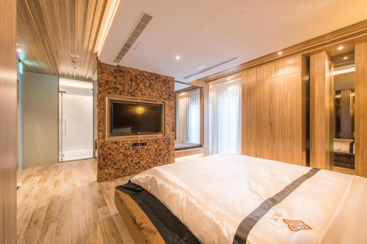 Voga Motel Taichung Esterno foto