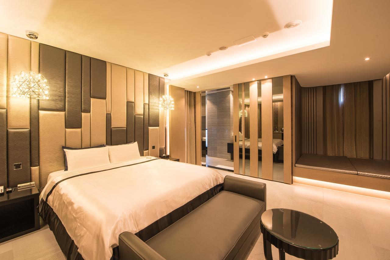Voga Motel Taichung Esterno foto
